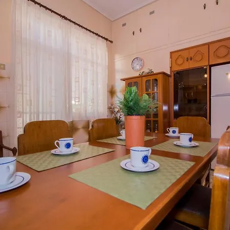 Laconian Collection Lina's Main Floor * ספארטי